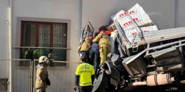 Kartal’da kontrolden çıkan tır eve girdi: 1 yaralı