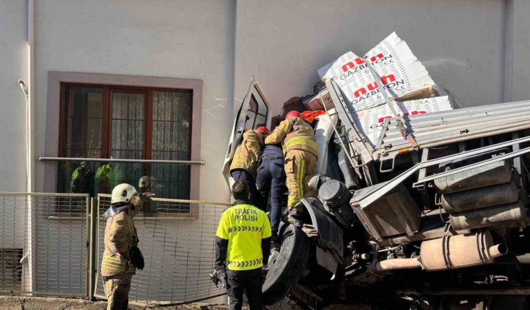 Kartal’da kontrolden çıkan tır eve girdi: 1 yaralı