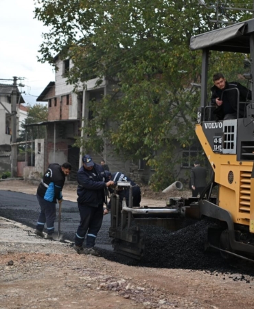 Kartepe’de 3 sokağa 750 ton asfalt