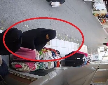 Kaşla göz arasında kıyafet çalan şüpheliler kamerada