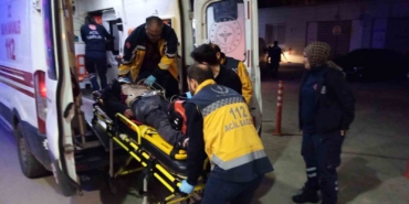 Kazada yerde sürüklenen sürücü başka otomobilin altına girdi