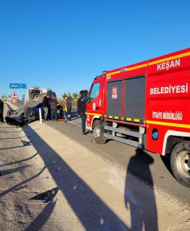 Kazaya bakmak için yavaşlayan ticari araca otomobil çarptı: 1 yaralı