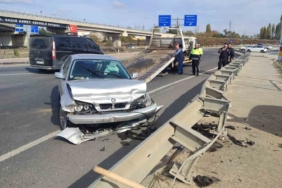 Keşan’da demir bariyere çarpan otomobilin sürücüsü yaralandı
