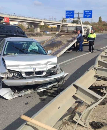Keşan’da demir bariyere çarpan otomobilin sürücüsü yaralandı