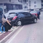 Keşan’da el frenini çekmeyi unuttuğu otomobil kendisine çarptı