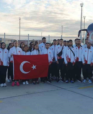 Kick Boks Milli Takımı, sınır kapısında saygı duruşunda bulundu