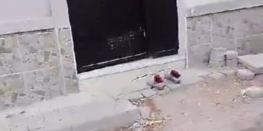 Kirli ayakkabılarını çıkarıp apartmana öyle girdi