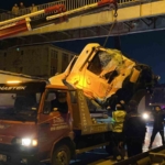 Kocaeli’de 2 tırın karıştığı kazada kupa koptu: Sürücü ağır yaralandı