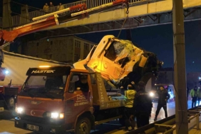 Kocaeli’de 2 tırın karıştığı kazada kupa koptu: Sürücü ağır yaralandı