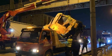 Kocaeli’de 2 tırın karıştığı kazada kupa koptu: Sürücü ağır yaralandı