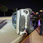 Kocaeli’de alkollü sürücünün kullandığı cip elektrik direğine çarpıp yan yattı: 2 yaralı