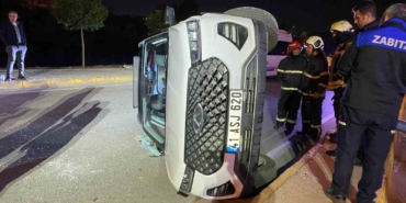 Kocaeli’de alkollü sürücünün kullandığı cip elektrik direğine çarpıp yan yattı: 2 yaralı