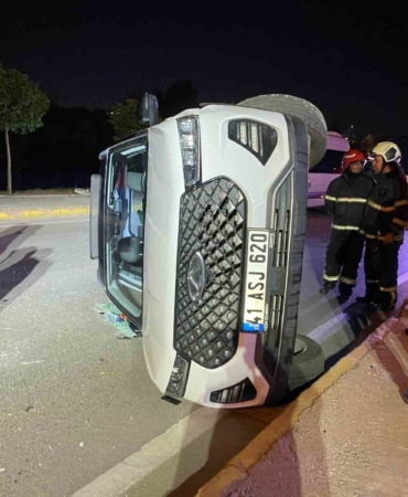 Kocaeli’de alkollü sürücünün kullandığı cip elektrik direğine çarpıp yan yattı: 2 yaralı