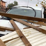 Kocaeli’de çatı uçtu, 6 otomobil hasar gördü