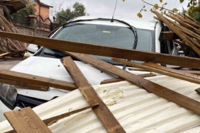 Kocaeli’de çatı uçtu, 6 otomobil hasar gördü