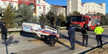 Kocaeli’de direğe çarpan jandarma aracı takla attı: 2 jandarma yaralı