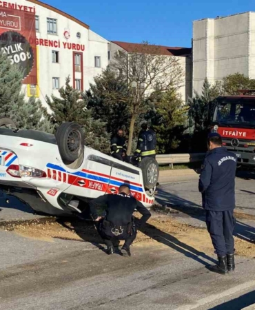 Kocaeli’de direğe çarpan jandarma aracı takla attı: 2 jandarma yaralı