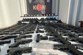 Kocaeli’de iki otomobilde ve tankerde 248 ruhsatsız tabanca ele geçirildi