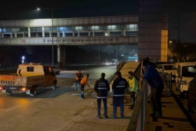 Kontrolden çıkan araç durağa daldı