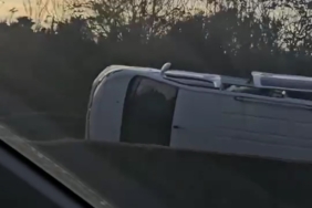 Kontrolden çıkan hafif ticari araç yan yattı: 4 yaralı