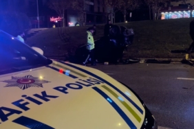 Kontrolden çıkan otomobil refüje çarparak takla attı: 1 yaralı