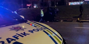 Kontrolden çıkan otomobil refüje çarparak takla attı: 1 yaralı