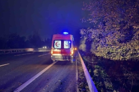 Kontrolden çıkan otomobil şarampole devrildi: 2 yaralı