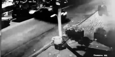 Kontrolden çıktı, park halindeki çok sayıda araca çarptı