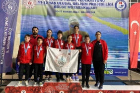 Körfezli yüzücüler Balıkesir’den madalyalarla döndü