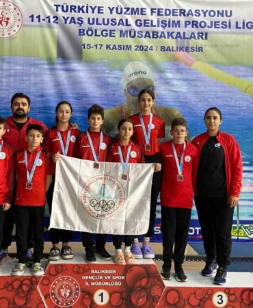 Körfezli yüzücüler Balıkesir’den madalyalarla döndü