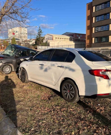 Küçükçekmece’de iki araç çarıptı: 1 yaralı