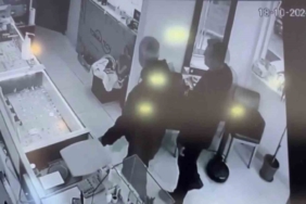 Kuyumcu sahibini darp edip, vitrindeki 2.6 kilo altını çöp poşetine doldurdular