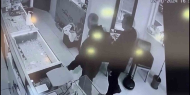 Kuyumcu sahibini darp edip, vitrindeki 2.6 kilo altını çöp poşetine doldurdular