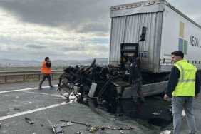 Kuzey Marmara Otoyolu’nda ilginç kaza: Park halindeki tıra çarpan tırın çekicisi yerinden koptu