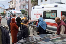 Lastiği patlayarak kontrolden çıkan motosiklet kadına çarptı: 2 yaralı