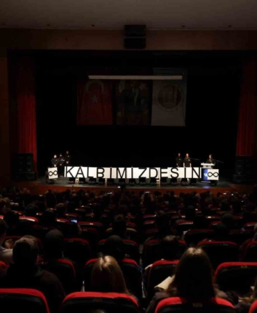 Lise öğrencilerin ‘Kalbimizdesin’ koreografisi ayakta alkışlandı