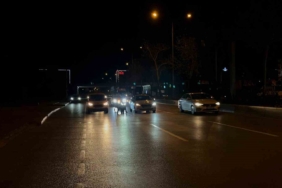 Lodosta ilerlemekte güçlük çeken motosikletlilerin imdadına otomobil sürücüleri yetişti