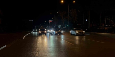 Lodosta ilerlemekte güçlük çeken motosikletlilerin imdadına otomobil sürücüleri yetişti