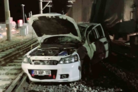 Lüleburgaz’da yük treni ile otomobil çarpıştı: 2 yaralı