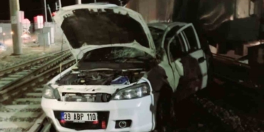 Lüleburgaz’da yük treni ile otomobil çarpıştı: 2 yaralı