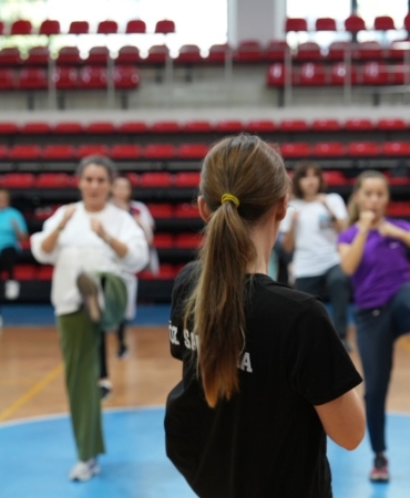 Maltepe Belediyesi’nden kadınlara spor ve savunma dersleri
