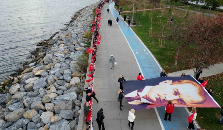 Maltepe’de ‘Ata’ya Saygı Zinciri’ oluşturuldu