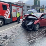 Maltepe’de iki araç kafa kafaya çarpıştı: 5 yaralı