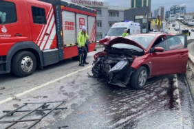 Maltepe’de iki araç kafa kafaya çarpıştı: 5 yaralı