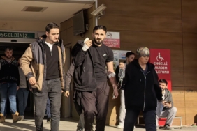 Malzeme indiren işçi elini forklifte sıkıştırdı