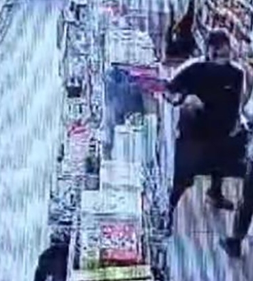 Markette uyuşturucu alışverişi kameralara takıldı