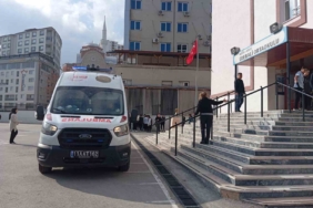 Merdivenlerden düşerek yaralanan öğretmen hastaneye kaldırıldı