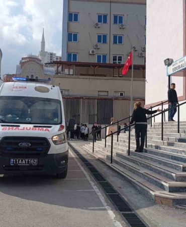 Merdivenlerden düşerek yaralanan öğretmen hastaneye kaldırıldı