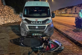 Minibüs ile motosiklet kafa kafaya çarpıştı: 1 ağır yaralı