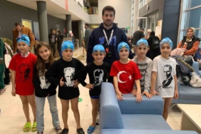 Minik yüzücüler madalyaları topladı